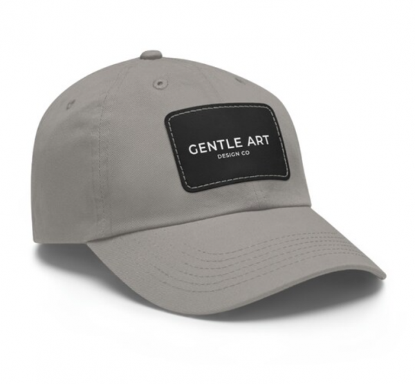 Topi berbahan kulit dengan desain minimalist